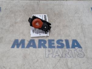 Used Panic lighting switch Renault Clio III (BR/CR) 1.2 16V TCe 100 Price € 10,00 Margin scheme offered by Maresia Parts