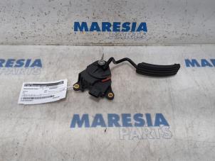 Usados Sensor de posición de acelerador Renault Clio III (BR/CR) 1.2 16V TCe 100 Precio € 30,00 Norma de margen ofrecido por Maresia Parts