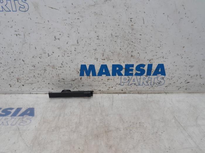 Używane Keyless Entry-Antena Citroen C4 Cactus (0B/0P) 1.2 PureTech 110 12V Cena € 20,00 Procedura marży oferowane przez Maresia Parts