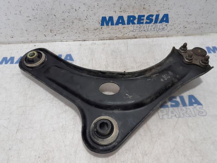 Front lower wishbone, right from a Citroën C4 Cactus (0B/0P) 1.2 PureTech 110 12V 2018