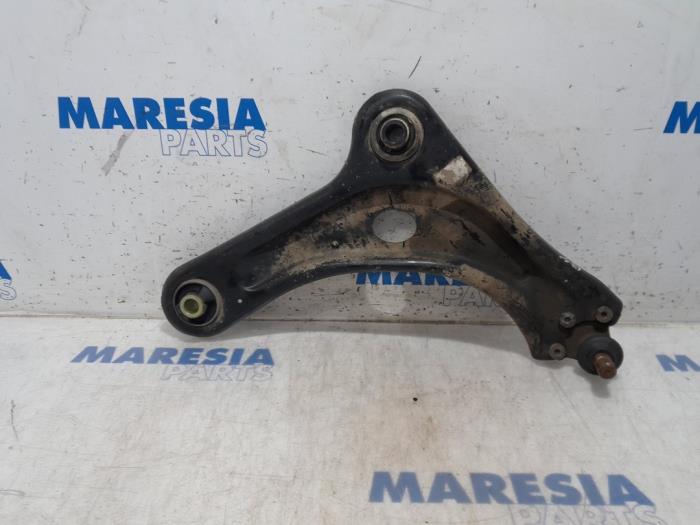 Front lower wishbone, right from a Citroën C4 Cactus (0B/0P) 1.2 PureTech 110 12V 2018