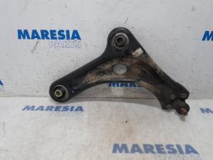 Used Front lower wishbone, right Citroen C4 Cactus (0B/0P) 1.2 PureTech 110 12V Price € 25,00 Margin scheme offered by Maresia Parts