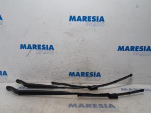 Gebrauchte Scheibenwischerarm vorne DS Automobiles DS 3/DS 3 Crossback (UC/UJ/UR) 1.2 12V PureTech 130 Preis € 48,40 Mit Mehrwertsteuer angeboten von Maresia Parts