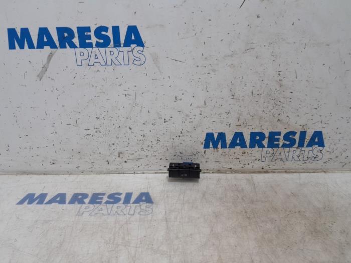Usados Interruptor Citroen Jumpy 2.0 Blue HDI 120 Precio € 24,20 IVA incluido ofrecido por Maresia Parts