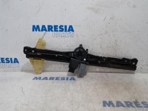 Używane Mechanizm szyby prawej przedniej wersja 2-drzwiowa Citroen Jumpy 2.0 Blue HDI 120 Cena € 158,81 Z VAT oferowane przez Maresia Parts