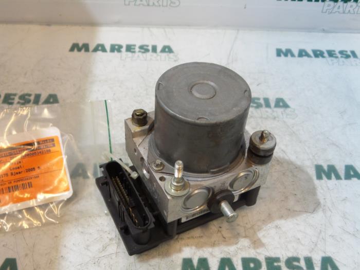 Używane Pompa ABS Fiat Punto II (188) 1.4 16V Cena € 40,00 Procedura marży oferowane przez Maresia Parts