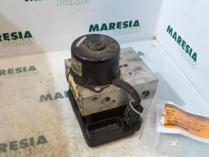 Używane Pompa ABS Renault Master II (FD/HD) 2.5 dCi 16V Cena € 190,58 Z VAT oferowane przez Maresia Parts