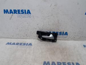 Używane Uchwyt drzwi prawych przednich wersja 4-drzwiowa DS Automobiles DS 3/DS 3 Crossback (UC/UJ/UR) 1.2 12V PureTech 130 Cena € 18,15 Z VAT oferowane przez Maresia Parts