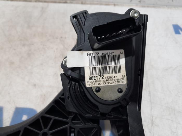 Czujnik polozenia pedalu gazu z Opel Vivaro 2.0 CDTI 122 2021