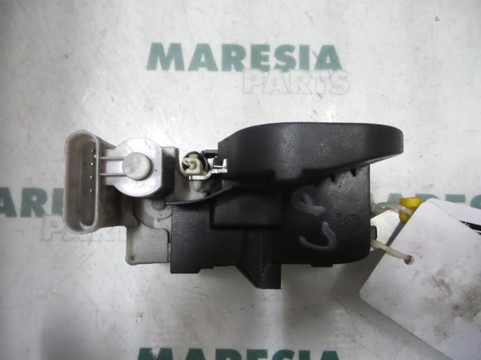 Rear door lock mechanism 4-door, left from a Alfa Romeo 147 (937) 1.6 Twin Spark 16V 2001