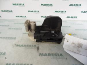 Używane Mechanizm blokady drzwi lewych tylnych wersja 4-drzwiowa Alfa Romeo 147 (937) 1.6 Twin Spark 16V Cena € 25,00 Procedura marży oferowane przez Maresia Parts