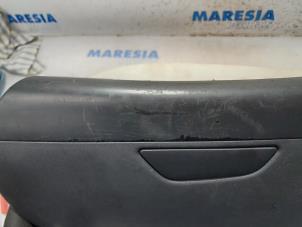 Used Glovebox Renault Captur (2R) 1.2 TCE 16V EDC Price € 40,00 Margin scheme offered by Maresia Parts