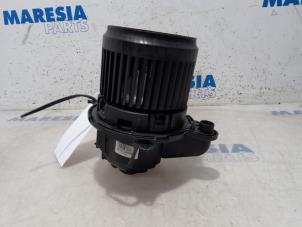 Used Heating and ventilation fan motor Renault Captur (2R) 1.2 TCE 16V EDC Price € 30,00 Margin scheme offered by Maresia Parts