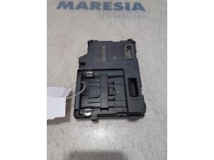 Usagé Lecteur de carte (serrure) Renault Captur (2R) 1.2 TCE 16V EDC Prix € 40,00 Règlement à la marge proposé par Maresia Parts