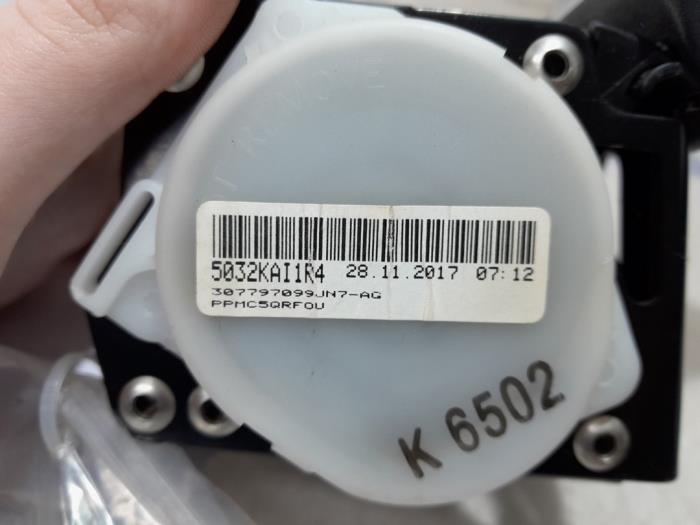 Rear seatbelt, left from a Renault Captur (2R) 1.2 TCE 16V EDC 2018