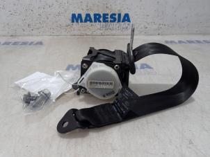 Used Rear seatbelt, left Renault Captur (2R) 1.2 TCE 16V EDC Price € 80,00 Margin scheme offered by Maresia Parts