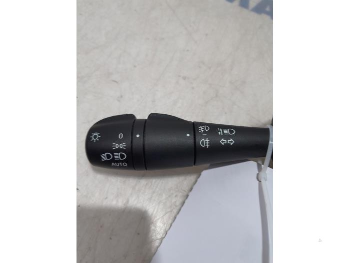 Light switch from a Renault Captur (2R) 1.2 TCE 16V EDC 2018