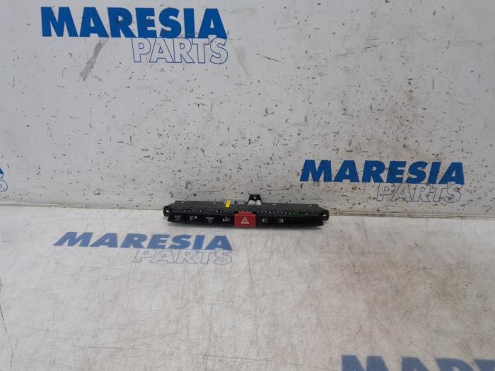 Usagé Commodo Fiat Doblo Cargo (263) 1.6 D Multijet Prix € 60,50 Prix TTC proposé par Maresia Parts