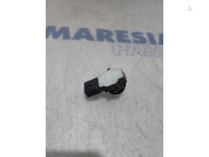 Used PDC Sensor Renault Captur (2R) 1.2 TCE 16V EDC Price € 25,00 Margin scheme offered by Maresia Parts