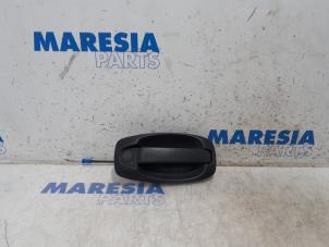 Usagé Poignée portière 2portes droite Fiat Doblo Cargo (263) 1.6 D Multijet Prix € 22,99 Prix TTC proposé par Maresia Parts