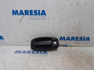 Usados Manija de puerta de 2 puertas izquierda Fiat Doblo Cargo (263) 1.6 D Multijet Precio € 19,90 Norma de margen ofrecido por Maresia Parts