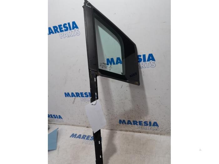 Usados Ventanilla triangular derecha delante Renault Captur I (2R) 1.2 TCE 16V EDC Precio € 35,00 Norma de margen ofrecido por Maresia Parts