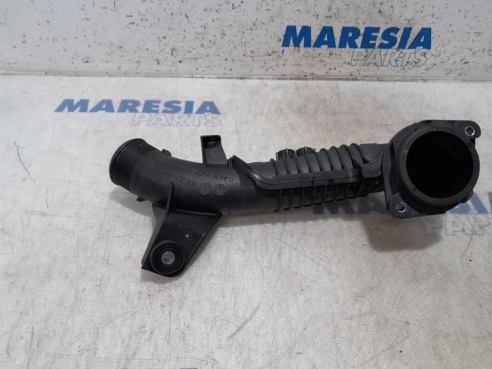 Air intake hose from a Fiat Punto III (199) 0.9 TwinAir Turbo 100 2014