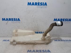 Used Front windscreen washer reservoir Opel Vivaro 2.0 CDTI 122 Price € 36,30 Inclusive VAT offered by Maresia Parts