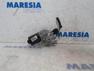 Used Front wiper motor Opel Vivaro 2.0 CDTI 122 Price € 90,75 Inclusive VAT offered by Maresia Parts