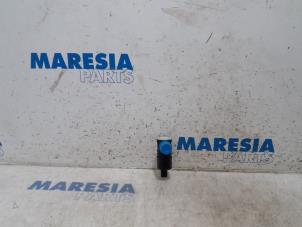 Used Windscreen washer pump Opel Vivaro 2.0 CDTI 122 Price € 30,25 Inclusive VAT offered by Maresia Parts