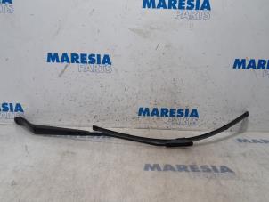 Used Front wiper arm Opel Vivaro 2.0 CDTI 122 Price € 24,20 Inclusive VAT offered by Maresia Parts