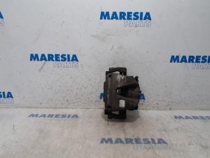 Gebrauchte Bremszange rechts vorne Opel Vivaro 2.0 CDTI 122 Preis € 90,75 Mit Mehrwertsteuer angeboten von Maresia Parts