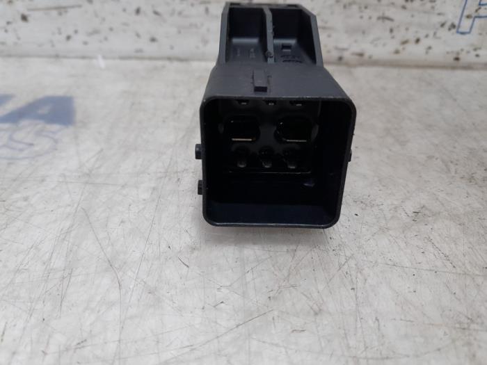 Glow plug relay Opel Vivaro 2.0 CDTI 122 51299058A