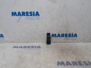 Used Glow plug relay Opel Vivaro 2.0 CDTI 122 Price € 30,25 Inclusive VAT offered by Maresia Parts