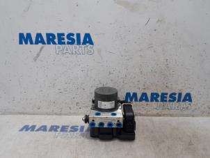 Used ABS pump Opel Vivaro 2.0 CDTI 122 Price € 254,10 Inclusive VAT offered by Maresia Parts