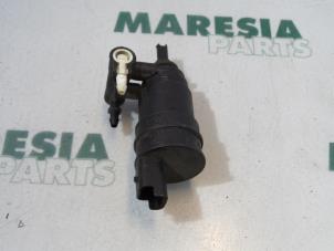 Używane Pompa spryskiwacza przód Renault Scénic I (JA) 1.6 16V Cena € 10,00 Procedura marży oferowane przez Maresia Parts