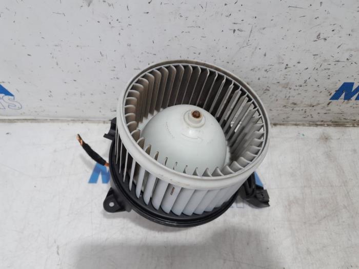 Heating and ventilation fan motor from a Fiat Punto III (199) 0.9 TwinAir Turbo 100 2014