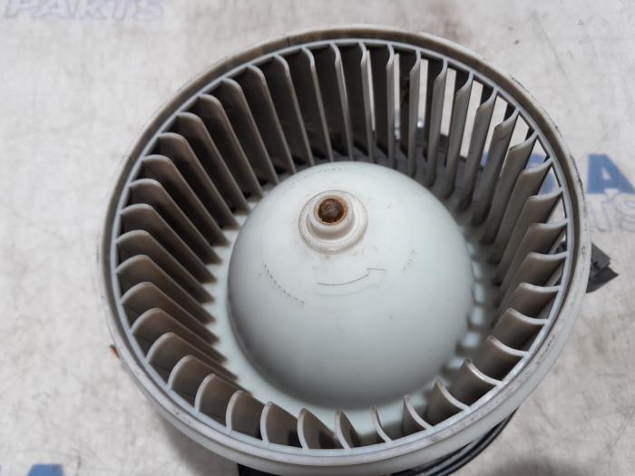 Heating and ventilation fan motor from a Fiat Punto III (199) 0.9 TwinAir Turbo 100 2014