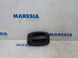 Używane Uchwyt drzwi prawych wersja 2-drzwiowa Peugeot Boxer (U9) 2.2 HDi 110 Euro 5 Cena € 30,25 Z VAT oferowane przez Maresia Parts
