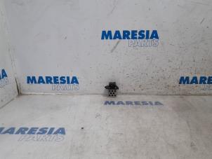 Used Cooling fan resistor Renault Twingo II (CN) 1.2 16V Price € 20,00 Margin scheme offered by Maresia Parts