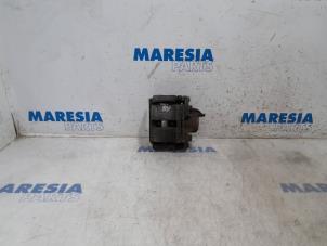 Used Front brake calliper, right Renault Twingo II (CN) 1.2 16V Price € 30,00 Margin scheme offered by Maresia Parts