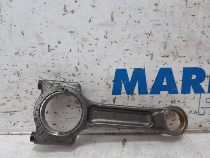 Connecting rod from a Renault Kangoo Express (FW) 1.5 dCi 75 FAP 2013