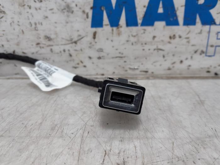 USB-Stecker van een Peugeot 308 SW (L4/L9/LC/LJ/LR) 1.6 BlueHDi 120 2014