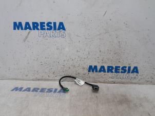 Used USB plug Peugeot 308 SW (L4/L9/LC/LJ/LR) 1.6 BlueHDi 120 Price € 20,00 Margin scheme offered by Maresia Parts