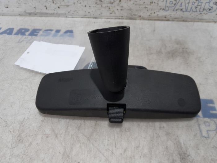 Rear view mirror from a Peugeot 5008 I (0A/0E) 1.6 HDiF 16V 2011