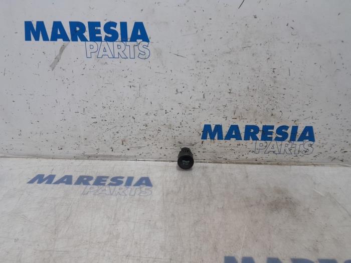 Usagé Commande start/stop Renault Scénic III (JZ) 1.4 16V TCe 130 Prix € 9,99 Règlement à la marge proposé par Maresia Parts
