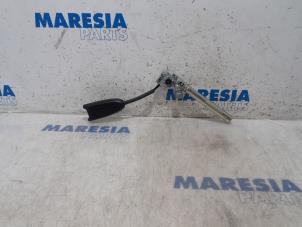 Used Seatbelt tensioner, left Renault Scénic III (JZ) 1.4 16V TCe 130 Price € 25,00 Margin scheme offered by Maresia Parts