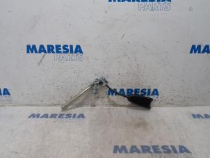 Used Seatbelt tensioner, right Renault Scénic III (JZ) 1.4 16V TCe 130 Price € 30,00 Margin scheme offered by Maresia Parts