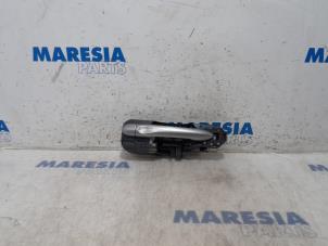 Usados Manija de puerta de 4 puertas derecha detrás Renault Scénic III (JZ) 1.4 16V TCe 130 Precio € 35,00 Norma de margen ofrecido por Maresia Parts