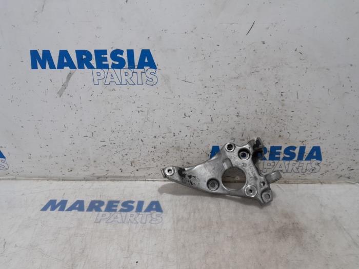 Usagé Support dynamo bas Peugeot 5008 I (0A/0E) 1.6 HDiF 16V Prix € 20,00 Règlement à la marge proposé par Maresia Parts